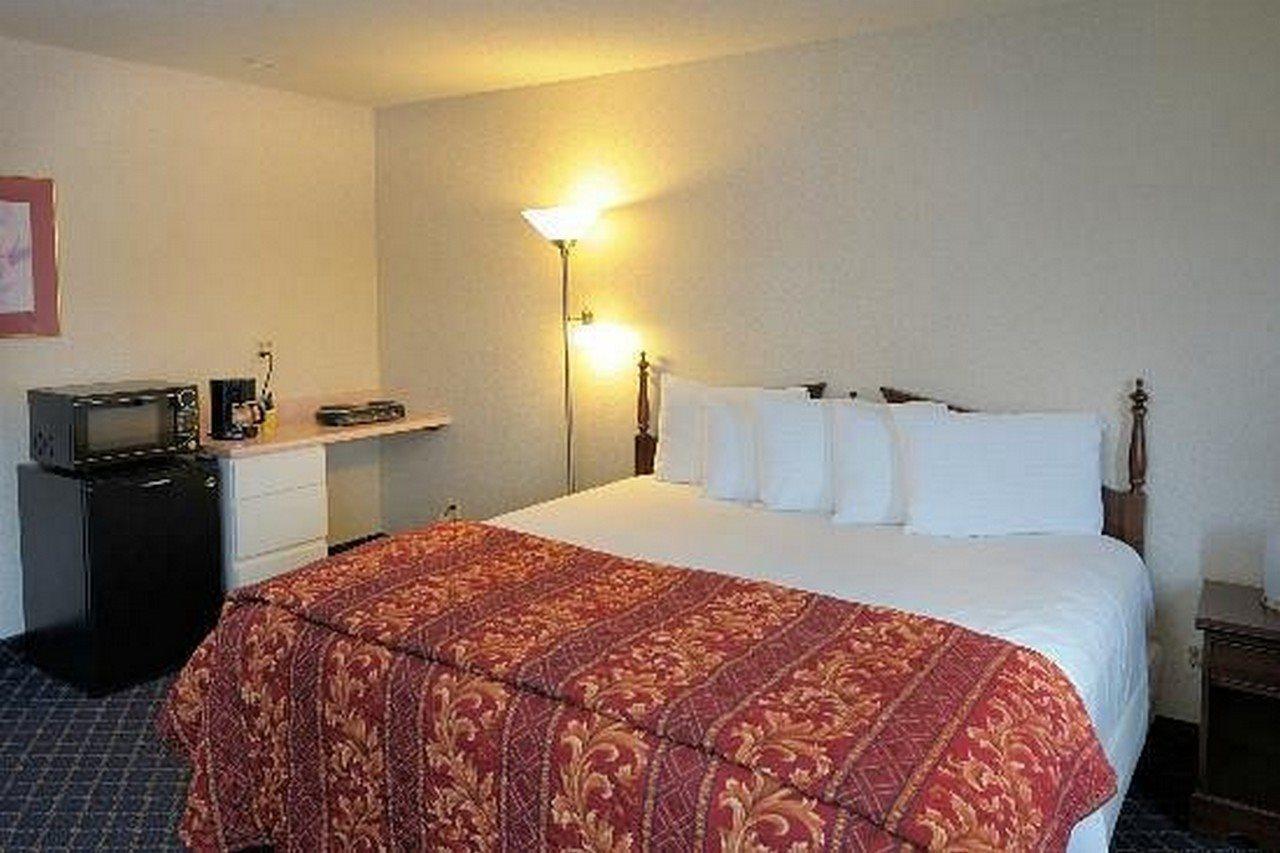Regency Inn & Suites West Springfield Zewnętrze zdjęcie