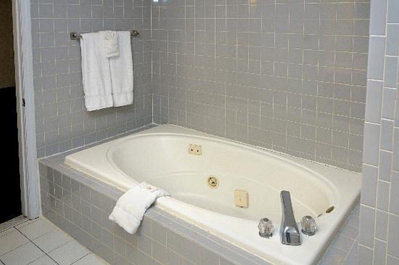 Regency Inn & Suites West Springfield Zewnętrze zdjęcie