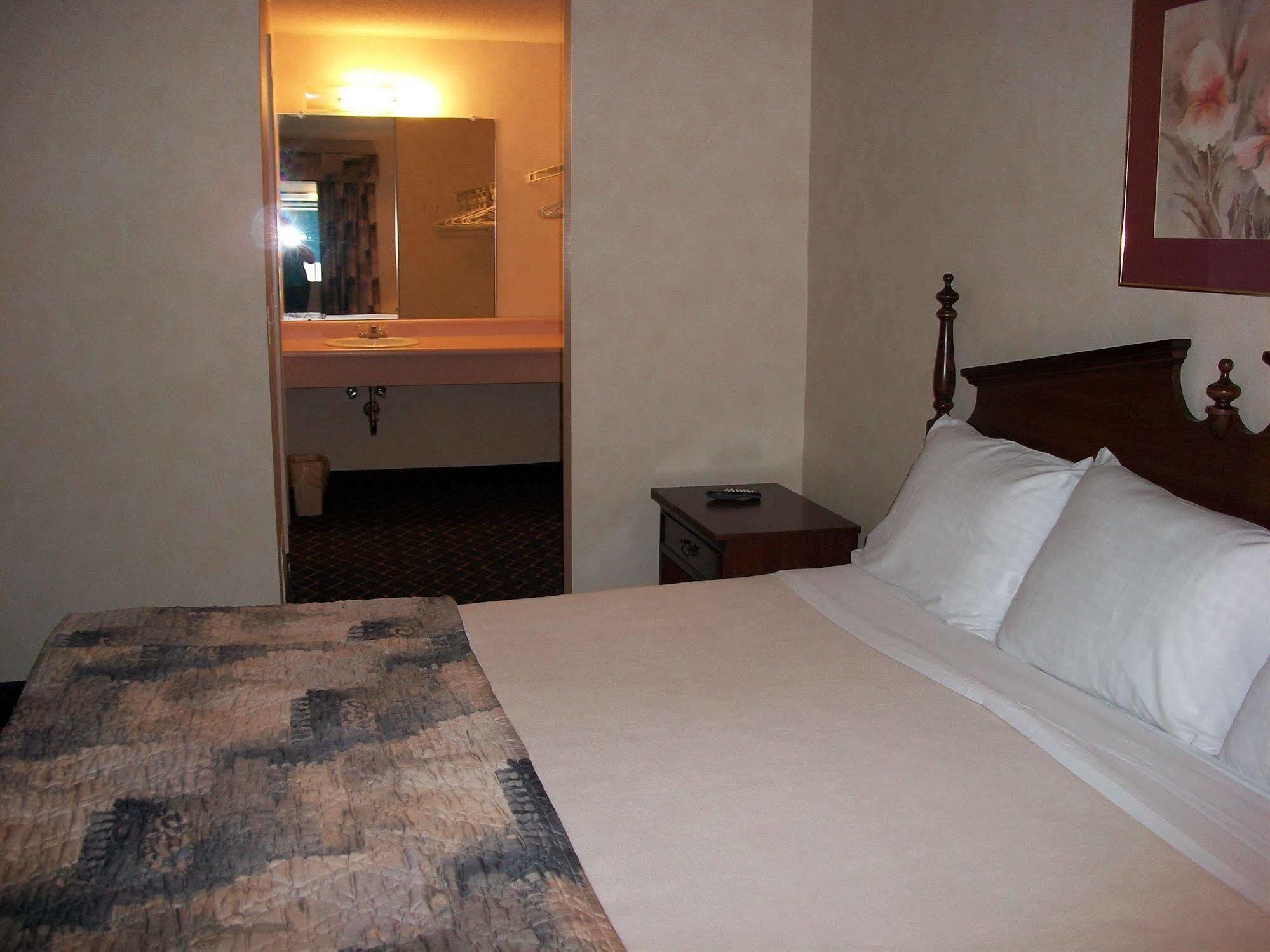 Regency Inn & Suites West Springfield Zewnętrze zdjęcie