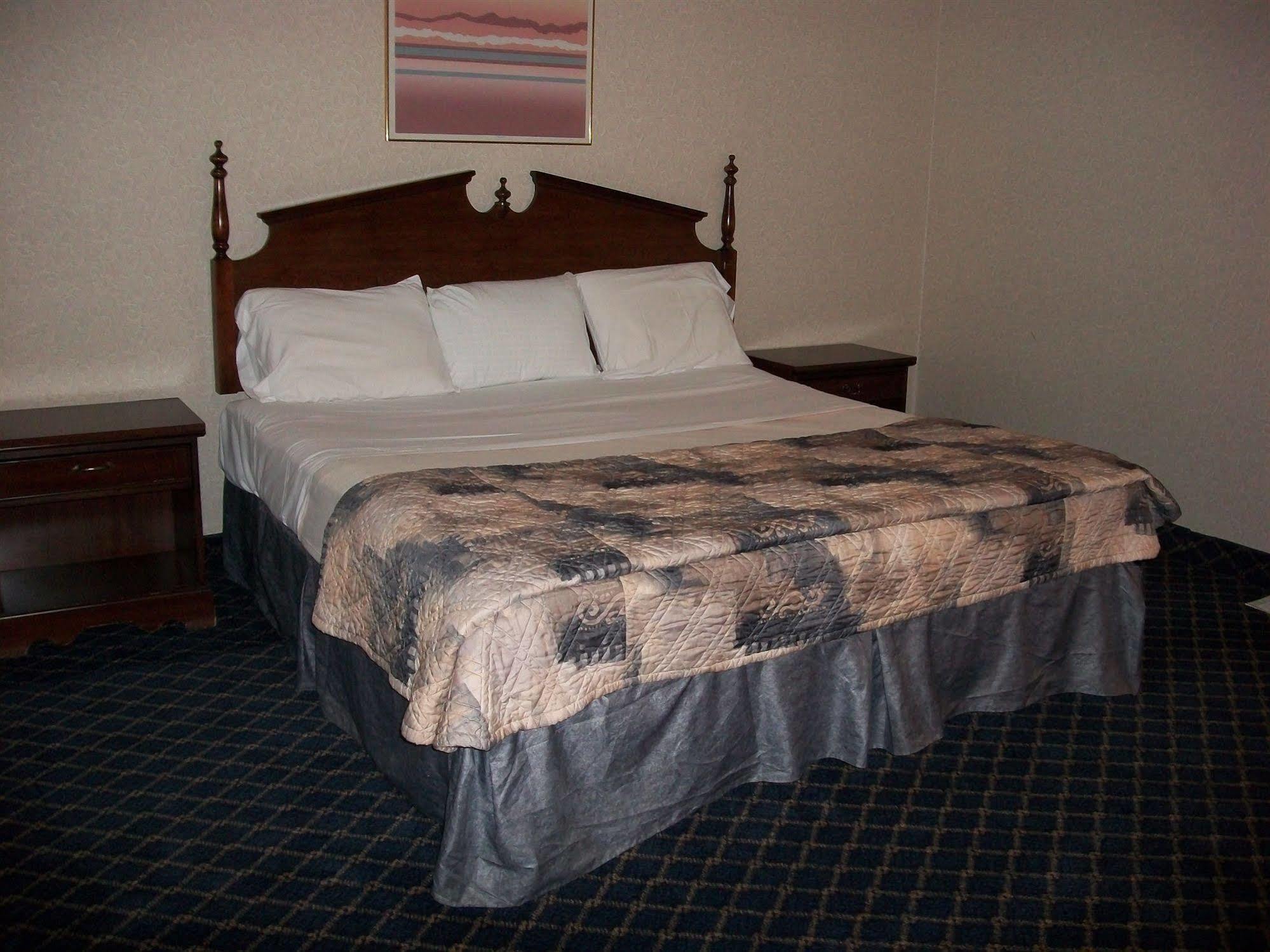 Regency Inn & Suites West Springfield Zewnętrze zdjęcie